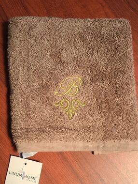 NWT! Latte Brown Wash Cloth Towel Embroidered Gold Monogram B